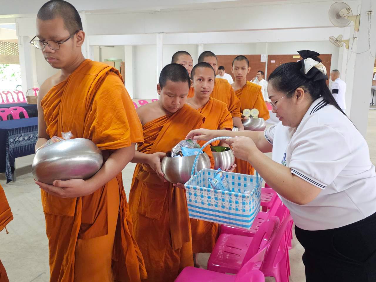 title - ส.ป.ก.แพร่ ร่วมพิธีทำบุญตักบาตรถวายพระราชกุศลและวางพวงมาลา  เนื่องในวันนวมินทรมหาราช 13 ตุลาคม 2569